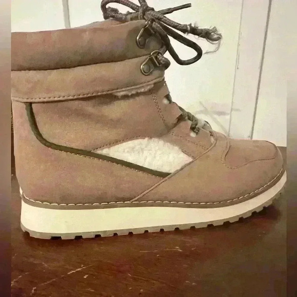 Never been work Old Navy faux fur hiking boots size 9 - Picture 5 of 12